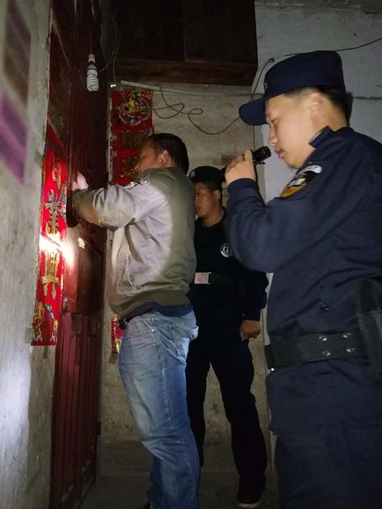 太原粗心妈妈误将幼女锁家中 民警全城寻开锁师傅开门